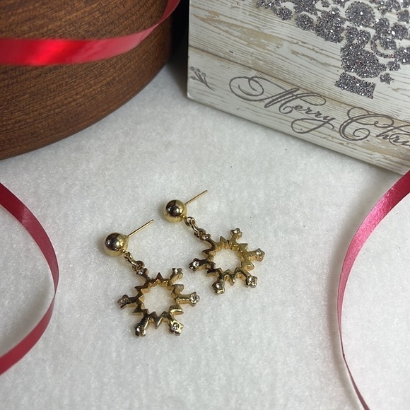 Women's Earrings Gold Tone Dangle Snowflake Post Back Christmas Holidays Festive - Picture 1 of 3